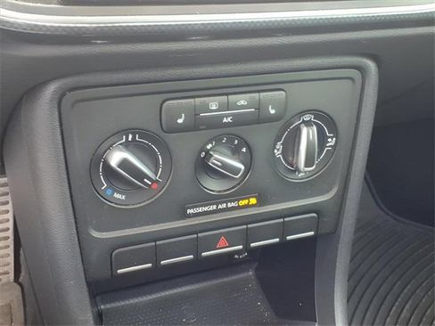 Used 2013 Volkswagen Beetle 2.0T image 8