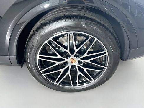 Certified 2026 Porsche Cayenne AWD/4WD image 32