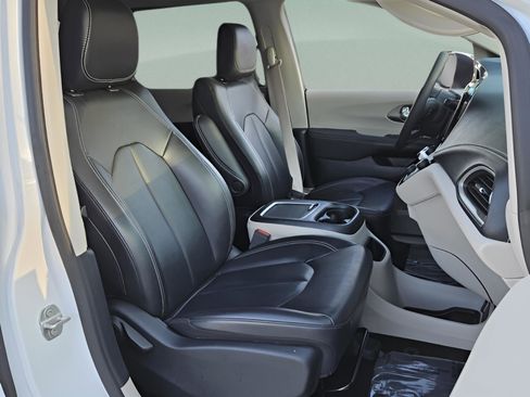 Used 2023 Chrysler Pacifica Touring-L image 16