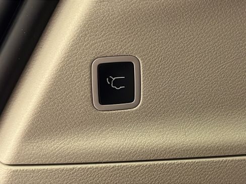 Used 2023 Chrysler Pacifica Limited w/ Uconnect Theater Family Group FWD image 30