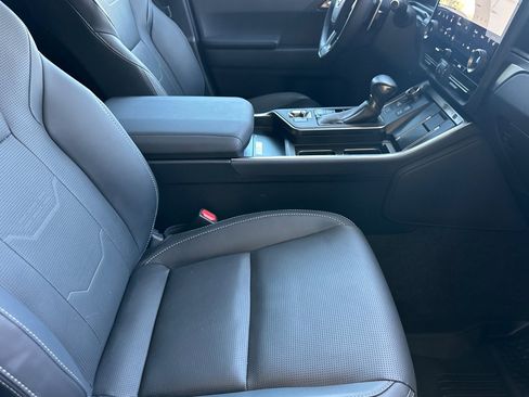 Used 2025 Lexus GX 550 w/ Accessory Package (2T) AWD/4WD image 28