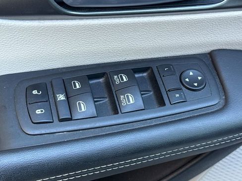 Used 2024 Chrysler Pacifica Touring-L FWD image 18