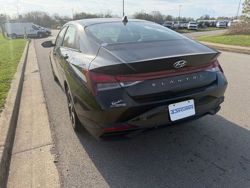 Used 2023 Hyundai Elantra SEL w/ Convenience Package image 3