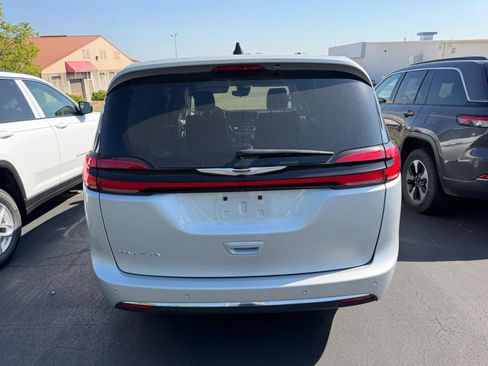 Used 2024 Chrysler Pacifica Touring-L FWD image 3