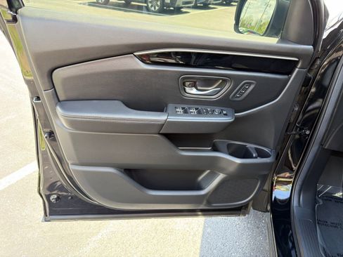 Used 2025 Honda Pilot Touring image 13