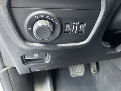 Used 2025 Jeep Grand Cherokee L Laredo w/ Luxury Tech Group I AWD/4WD image 19