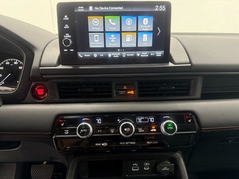 Used 2025 Honda Pilot TrailSport image 16