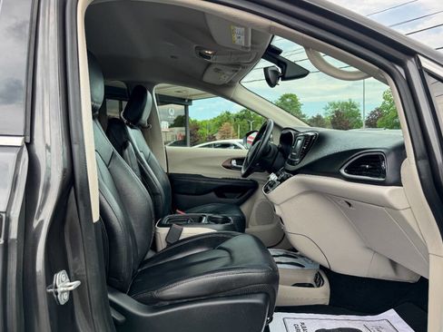 Used 2017 Chrysler Pacifica Touring-L FWD image 10