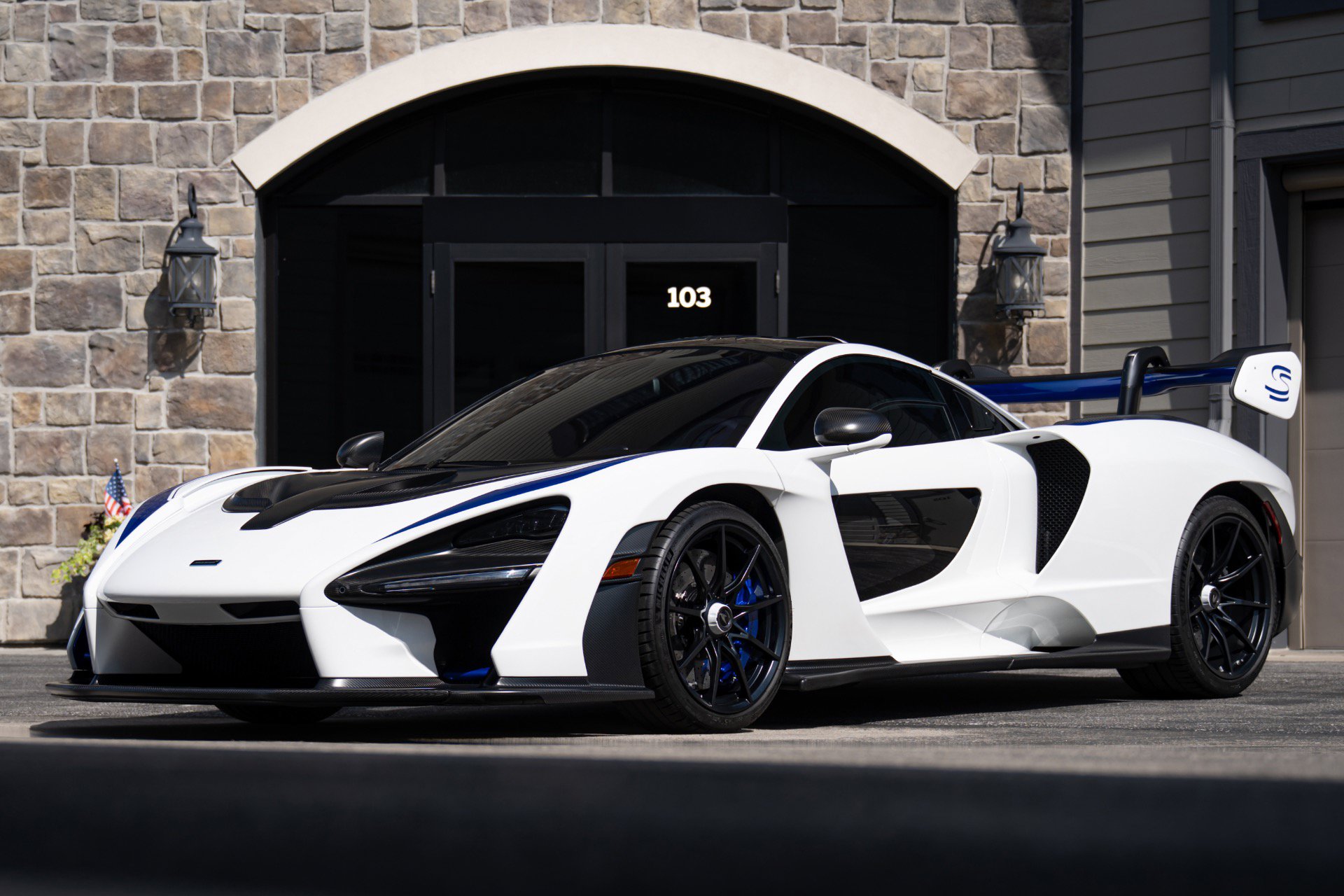 Used 2019 McLaren Senna RWD image 1