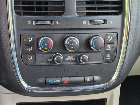 Used 2017 Dodge Grand Caravan SXT FWD image 18