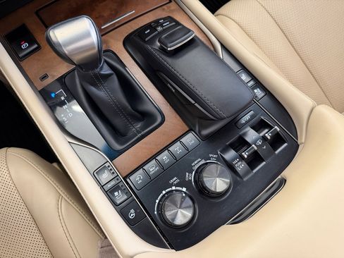 Used 2020 Lexus LX 570 4WD w/ Luxury Package image 19