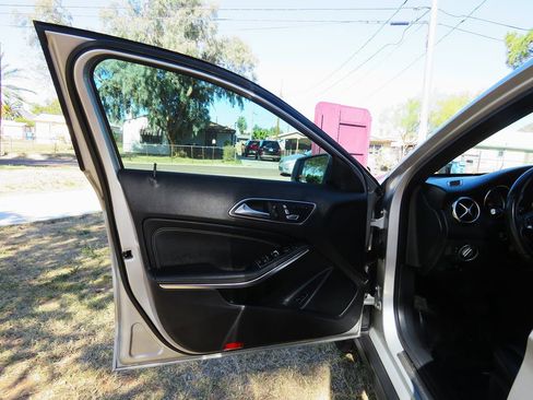 Used 2018 Mercedes-Benz GLA 250 4MATIC w/ Premium Package image 23