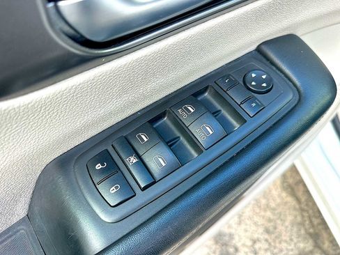 Used 2022 Chrysler Pacifica Touring-L image 15