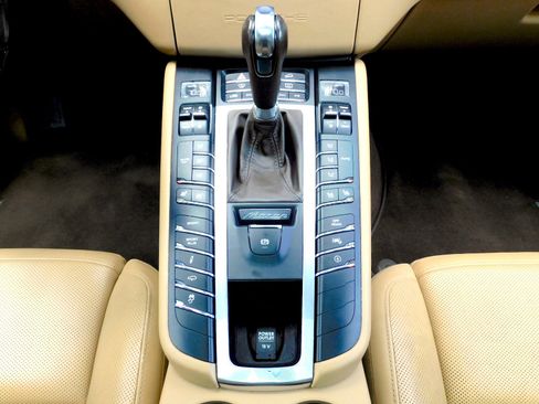 Used 2017 Porsche Macan Turbo image 11