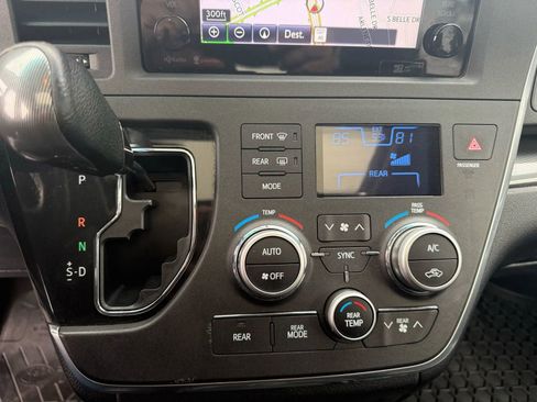 Used 2015 Toyota Sienna SE Premium image 25