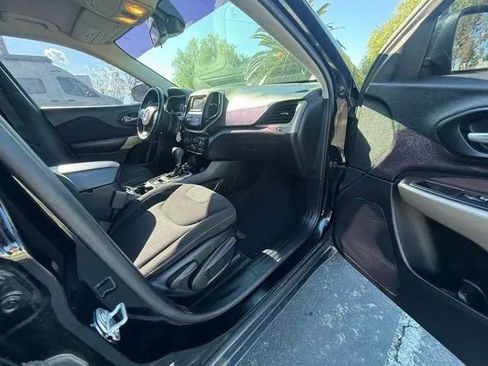 Used 2017 Jeep Cherokee Latitude AWD/4WD image 11
