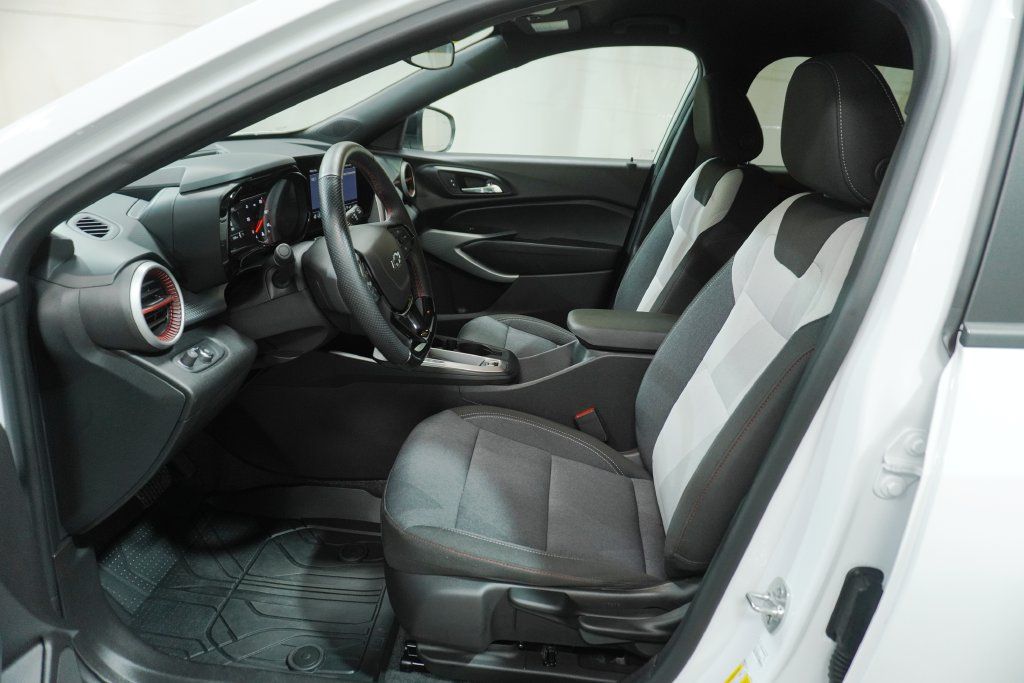 Used 2025 Chevrolet Trax RS w/ Driver Confidence Package FWD image 11