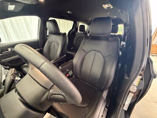 Used 2025 Chrysler Pacifica Select FWD image 5