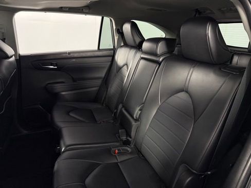 Used 2023 Toyota Highlander XLE image 16