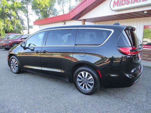 Used 2023 Chrysler Pacifica Touring-L FWD image 5