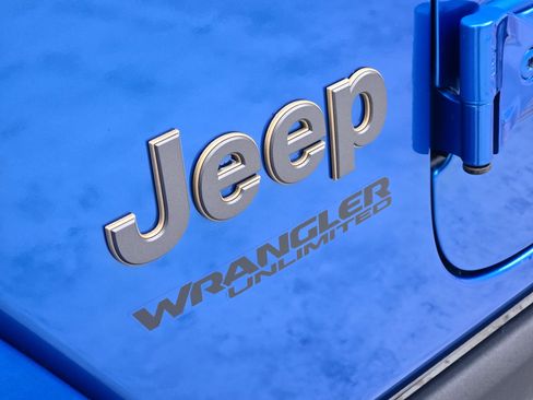 Used 2022 Jeep Wrangler Unlimited Rubicon w/ Xtreme Recon 35" Tire Package image 12