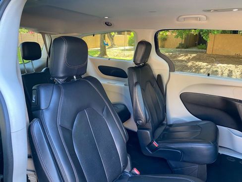 Used 2020 Chrysler Pacifica Touring-L FWD image 48