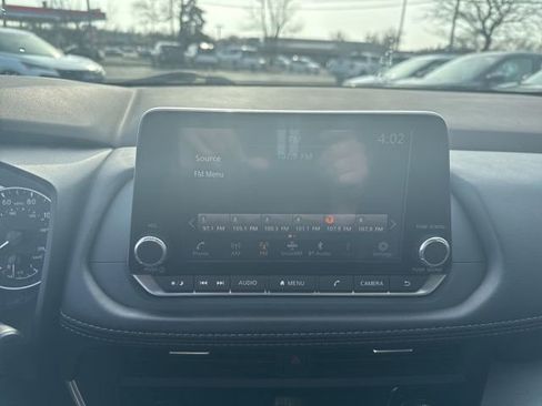 Used 2023 Nissan Rogue SV image 16