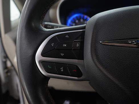 Used 2018 Chrysler Pacifica Touring-L w/ Tire & Wheel Group FWD image 24