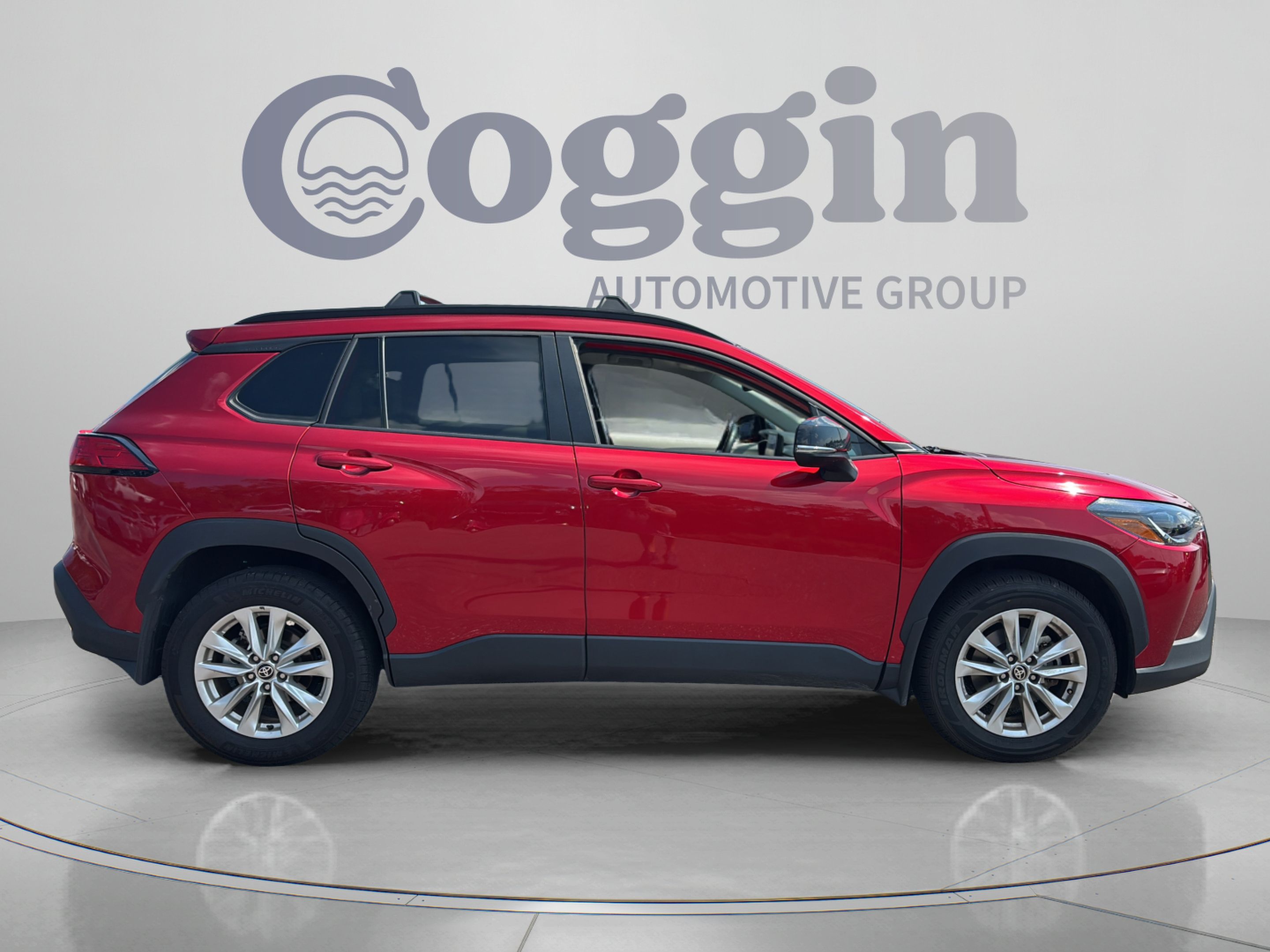 Used 2025 Toyota Corolla Cross LE FWD image 6