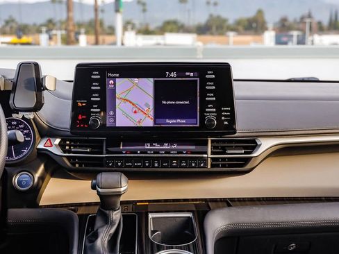 Used 2023 Toyota Sienna Limited image 15