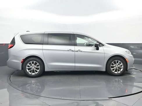 Used 2026 Chrysler Pacifica Limited FWD image 2