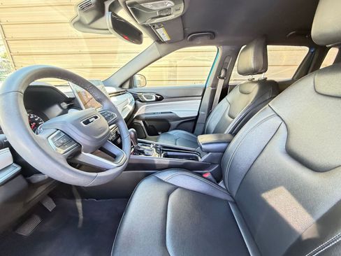 Used 2025 Jeep Compass Limited image 27