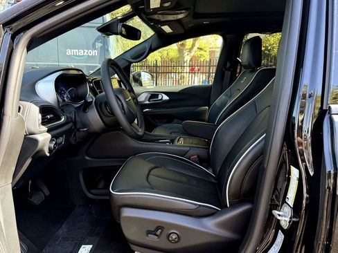 New 2026 Chrysler Pacifica Limited w/ Uconnect Theater Family Group image 19