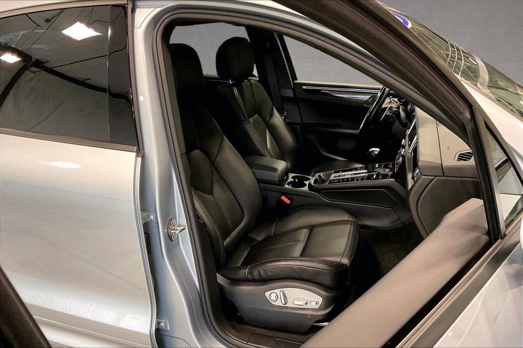 Used 2023 Porsche Macan AWD/4WD image 29