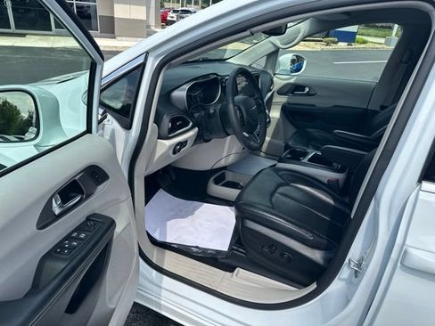 Used 2022 Chrysler Pacifica Touring-L FWD image 14
