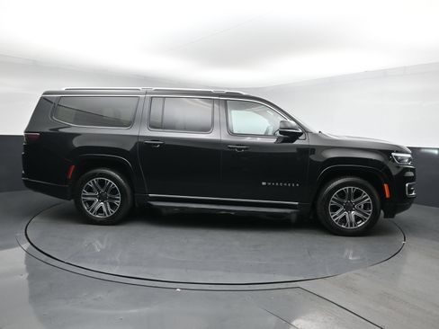 Used 2023 Jeep Wagoneer L Series II AWD/4WD image 4