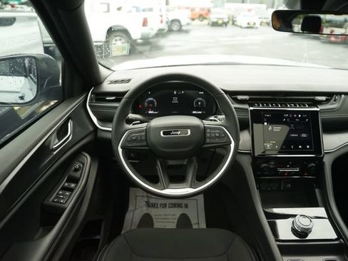 Used 2025 Jeep Grand Cherokee L Laredo w/ Luxury Tech Group I AWD/4WD image 24