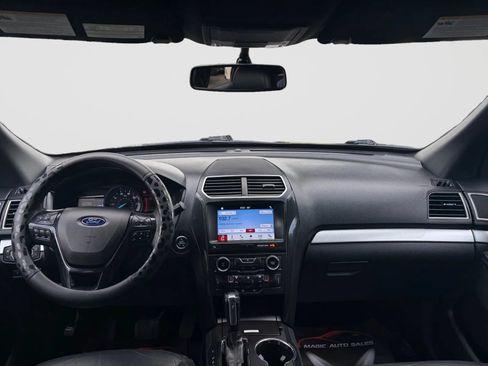 Used 2017 Ford Explorer XLT w/ Equipment Group 202A AWD/4WD image 24