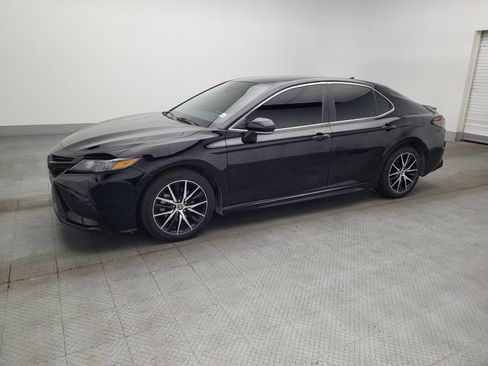 Used 2022 Toyota Camry SE image 2