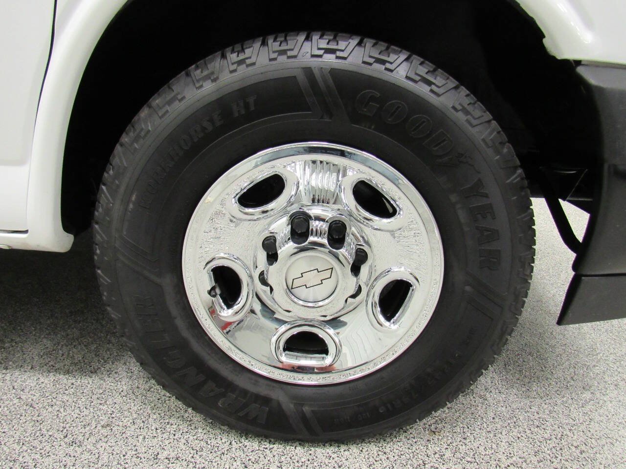 Used 2018 Chevrolet Express 3500 w/ Power Convenience Package RWD image 13