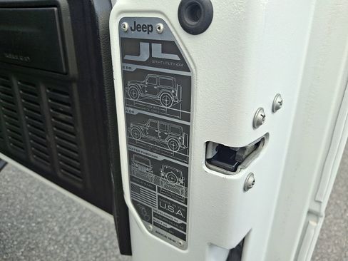 Used 2021 Jeep Wrangler Unlimited Sahara image 29