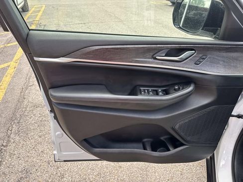 Used 2024 Jeep Grand Cherokee L Limited w/ Luxury Tech Group II image 20