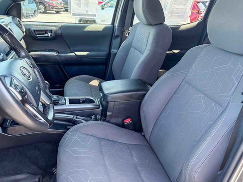 Used 2018 Toyota Tacoma TRD Sport w/ Technology Package image 16