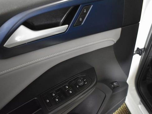 Used 2024 Volkswagen Taos SE image 8