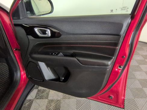 Used 2025 Jeep Compass Trailhawk AWD/4WD image 34