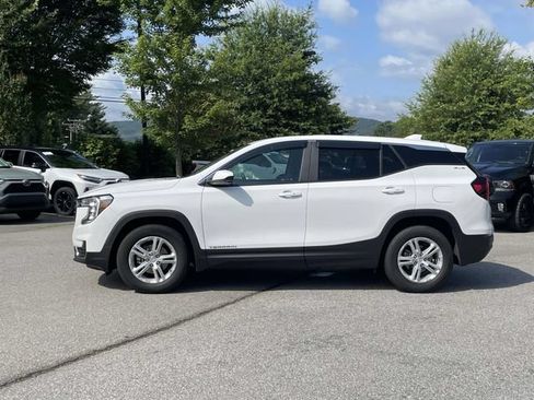 Used 2024 GMC Terrain SLE FWD image 2