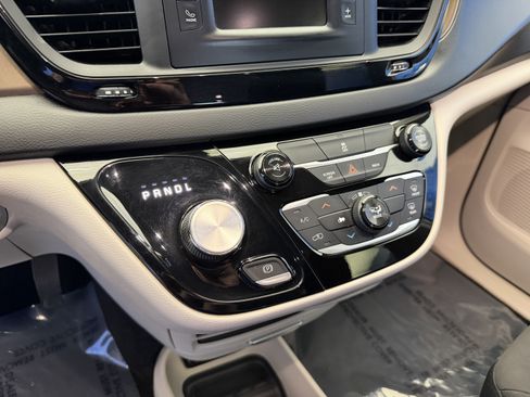 Used 2017 Chrysler Pacifica Touring FWD image 22