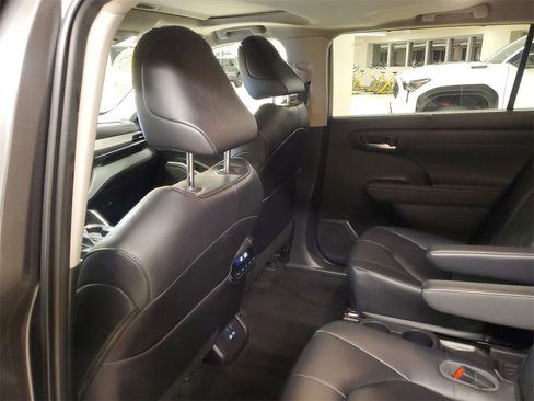 Certified 2023 Toyota Highlander XLE image 12