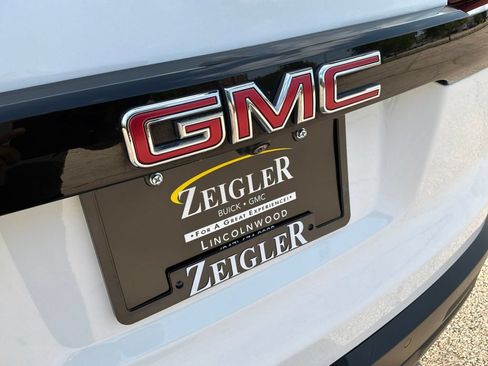 Used 2023 GMC Acadia SLT w/ Elevation Edition FWD image 15
