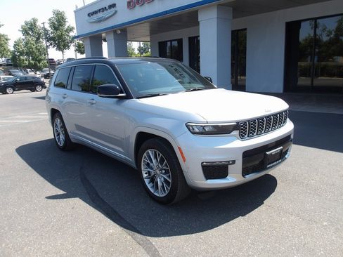 New 2025 Jeep Grand Cherokee L Summit w/ Luxury Tech Group V image 2